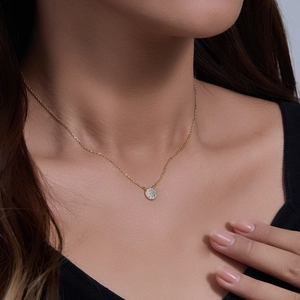 Collier classique en argent 925 avec pendentif rond pavé de zircons sur le décolleté