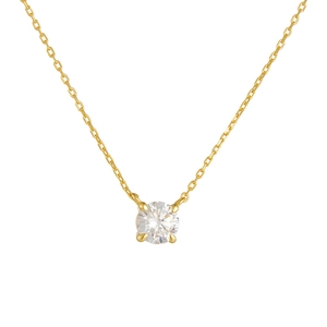 Détail macro d'un pendentif en zircone brillant avec monture classique à quatre griffes