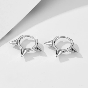 S925 Sterling Silber Kegel Ohrringe mit Punk Rock Nieten Stil auf weißem Hintergrund