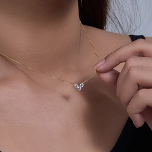 Collier cœur minimaliste en argent s925 avec trois pierres blanches étincelantes sur modèle