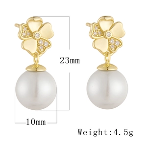 Detailed specs of four-leaf clover pearl earrings showing 23mm height and 10mm diameter