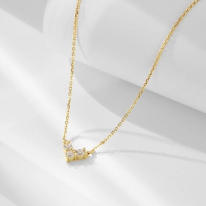 Détail du collier en argent s925 doré avec trois zircons ronds en pendentif en forme de V
