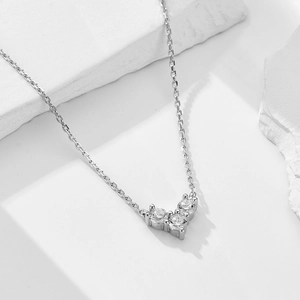 Collier en argent S925 avec trois diamants étincelants en V sur fond de pierre blanche