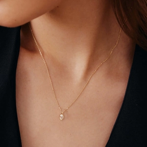 Collana in argento S925 placcato oro 14K con ciondolo in zircone ovale su modella