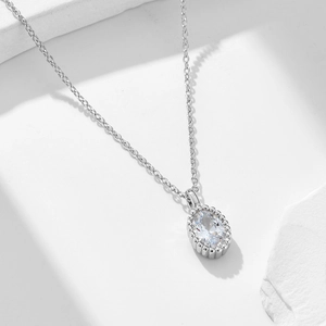 Collana in argento S925 con ciondolo in zircone ovale su sfondo di pietra bianca