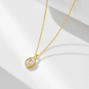 Dettaglio collana in argento placcato oro 14K con ciondolo in zircone ovale su pietra