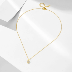Dettaglio del fermaglio in argento sterling S925 e punzonatura sulla catena dorata