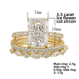 Détail d'un ensemble de trois bagues empilables avec zircon taille glace de 3,5 ct