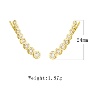 Détail des boucles d'oreilles incurvées en argent doré de 24mm pesant 1,87g