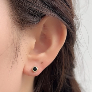 Minimalist S925 silver round black zircon stud earrings with elegant gold plating