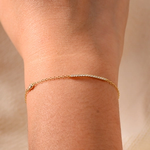 Elegant gold S925 silver chain bracelet featuring a curved diamond bar and circular charm