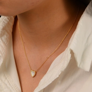 Dettaglio della collana cuore in argento S925 con intarsio in conchiglia e pavé