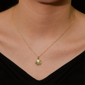 Elegante 14K vergoldete S925 Sterlingsilber Muschelhalskette mit einer weißen Perle
