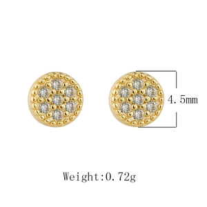 Nahaufnahme der 4,5mm vergoldeten S925 Silber-Ohrstecker mit Zirkonia-Pflaster-Einstellung