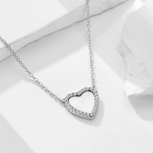 Elegante collana a cuore in argento S925 con madreperla iridescente e cristalli pavé
