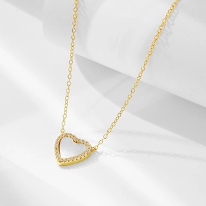 Dettaglio macro della collana a cuore in argento S925 con intarsio in madreperla