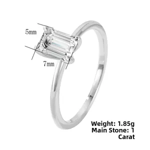 Détail d'une bague en argent avec moissanite de 1 carat, pierre de coupe émeraude 7x5mm