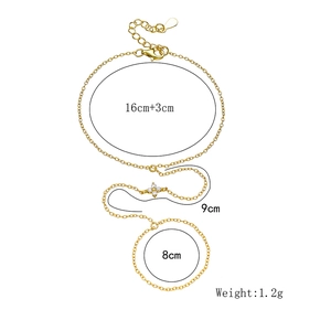 Vue détaillée du bracelet de doigt trèfle doré avec dimensions et placage 14 carats