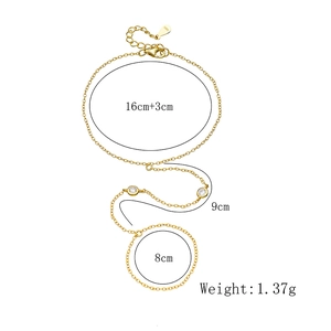 Dettaglio del bracciale ad anello in argento S925 con zirconi tondi e placcatura oro