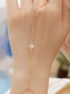 Détail de la chaîne de main en argent plaqué or 14K avec pendentif trèfle en zircon