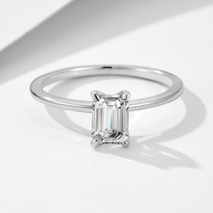 Bague solitaire en moissanite taille émeraude 1ct en argent 925 avec serti à quatre griffes
