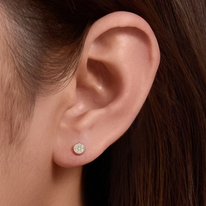 Minimalistische s925 Silber Gold Ohrstecker mit Zirkonia-Cluster an einem Frauenohr