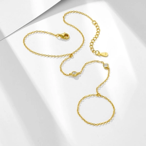 Bracciale anello a catena in argento S925 dorato con zirconi tondi su sfondo bianco
