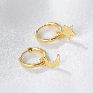 Boucles d'Oreilles Créoles Asymétriques en Argent Sterling 925 Étoile et Lune pour Femmes Boucles d'Oreilles Pendantes Plaquées Or