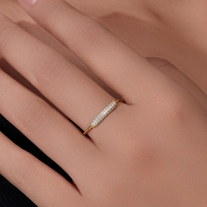 Bague minimaliste en argent S925 doré avec oxydes de zirconium micro-pavés sur l'anneau