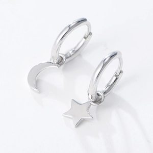 Boucles d'oreilles créoles asymétriques en argent S925 avec breloques étoile et lune