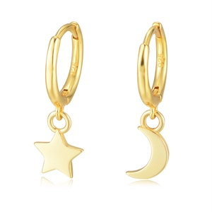 Vue détaillée des boucles d'oreilles asymétriques S925 argent étoile et lune plaquées or