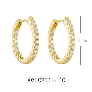 Detail view of 925 sterling silver gold earrings with 15.7mm diameter and 2.2g weight