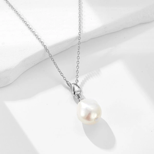 Elegant S925 sterling silver necklace featuring a lustrous baroque pearl pendant