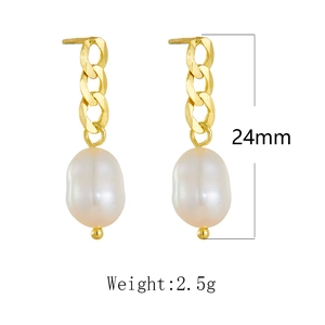 Detail view of 925 silver baroque pearl earrings with dimensions 24mm and weight 2.5g