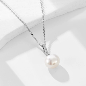 Elegant sterling silver necklace with a natural pearl pendant and sparkling zircons