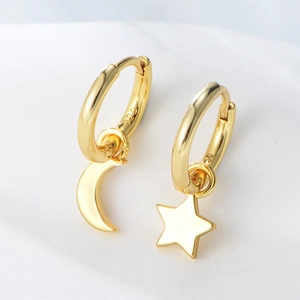 Boucles d'oreilles créoles asymétriques étoile et lune en argent 925 plaqué or