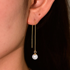Elegant S925 silver gold-plated ear threaders with white natural pearl on model