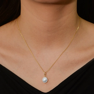 Elegant S925 silver necklace with white freshwater pearl pendant on a thin gold chain