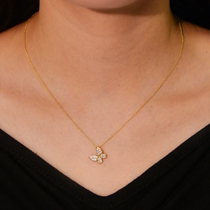 Collier élégant en argent S925 avec pendentif papillon pavé de zircons porté au cou