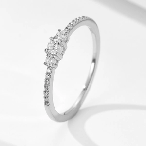 Bague élégante en argent sterling S925 avec trois pierres centrales et pavé de diamants