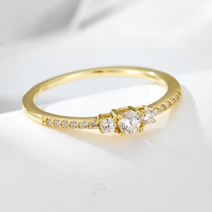 Bague élégante en argent S925 doré avec trois zircons centraux en vue de 45 degrés