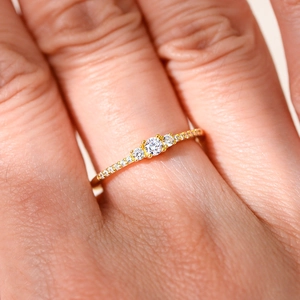 Bague élégante en argent S925 plaqué or avec sertissage de trois zircons étincelants