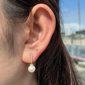 Orecchini a pendente con perla naturale e pavé di pietre in finitura dorata chic