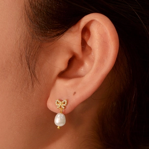Boucles d'oreilles élégantes en argent 925 doré avec nœud brillant et perles naturelles