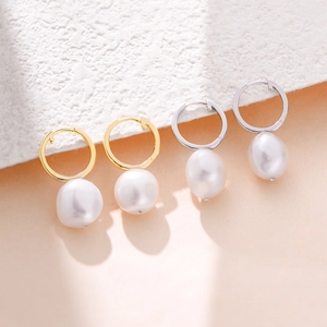 Minimalist S925 silver and 18K gold hoop earrings featuring elegant natural pearls