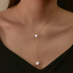 Y-Halskette aus S925 Sterlingsilber mit natürlichen Perlen und Goldkette an Frau