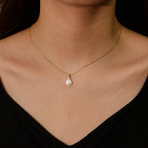 Collana in argento 925 con pendente in perla naturale e zirconi indossata da modella