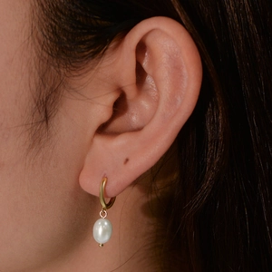 S925 silver gold hoop earrings with natural white pearls worn by a female model