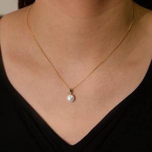 Elegant S925 silver necklace with a natural freshwater pearl pendant on a gold chain