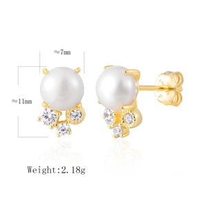 Vue détaillée des boucles d'oreilles en argent S925 avec perles et zircone brillant